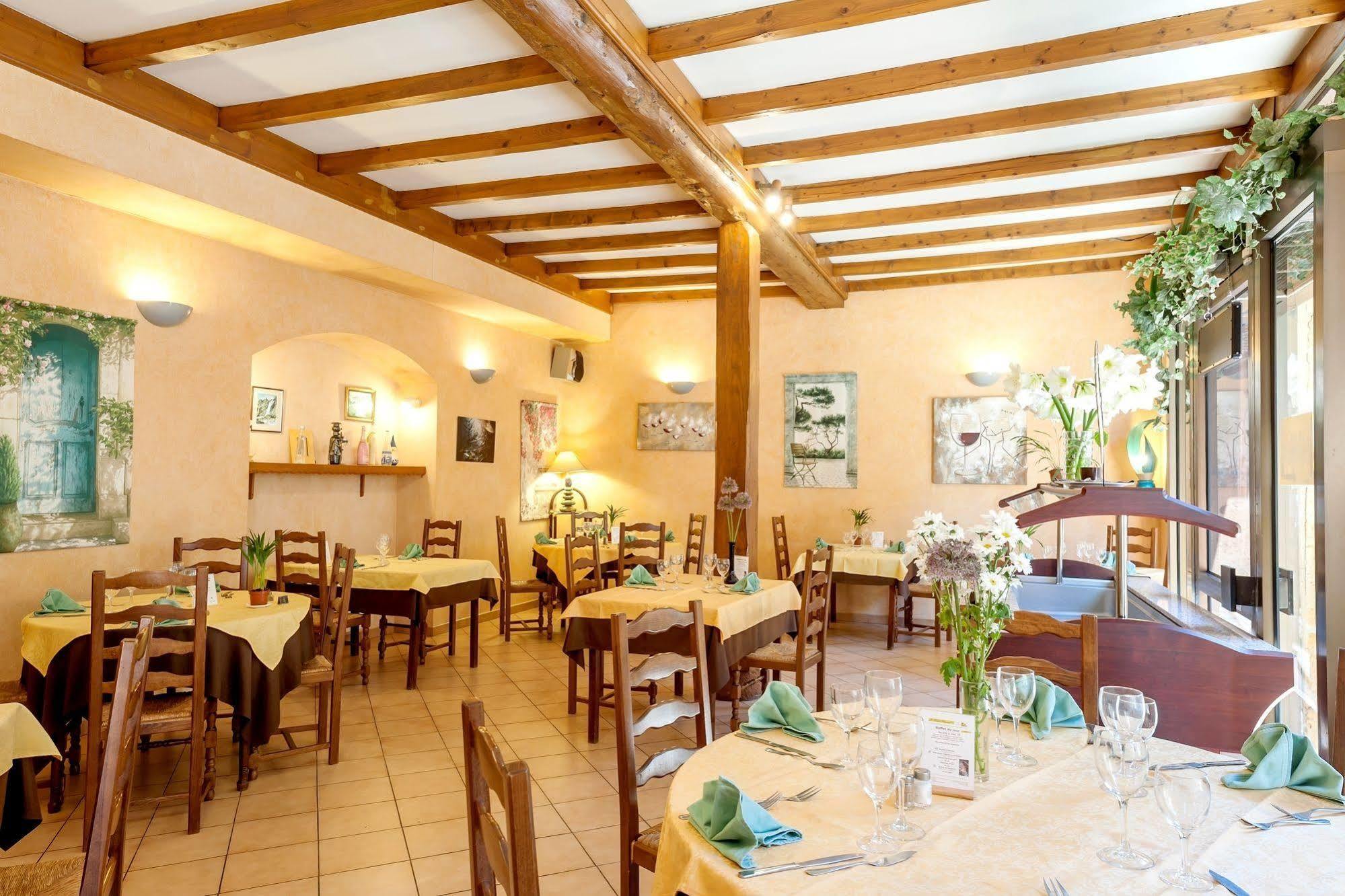 Hotel Restaurant Le Saint Clement Bagian luar foto