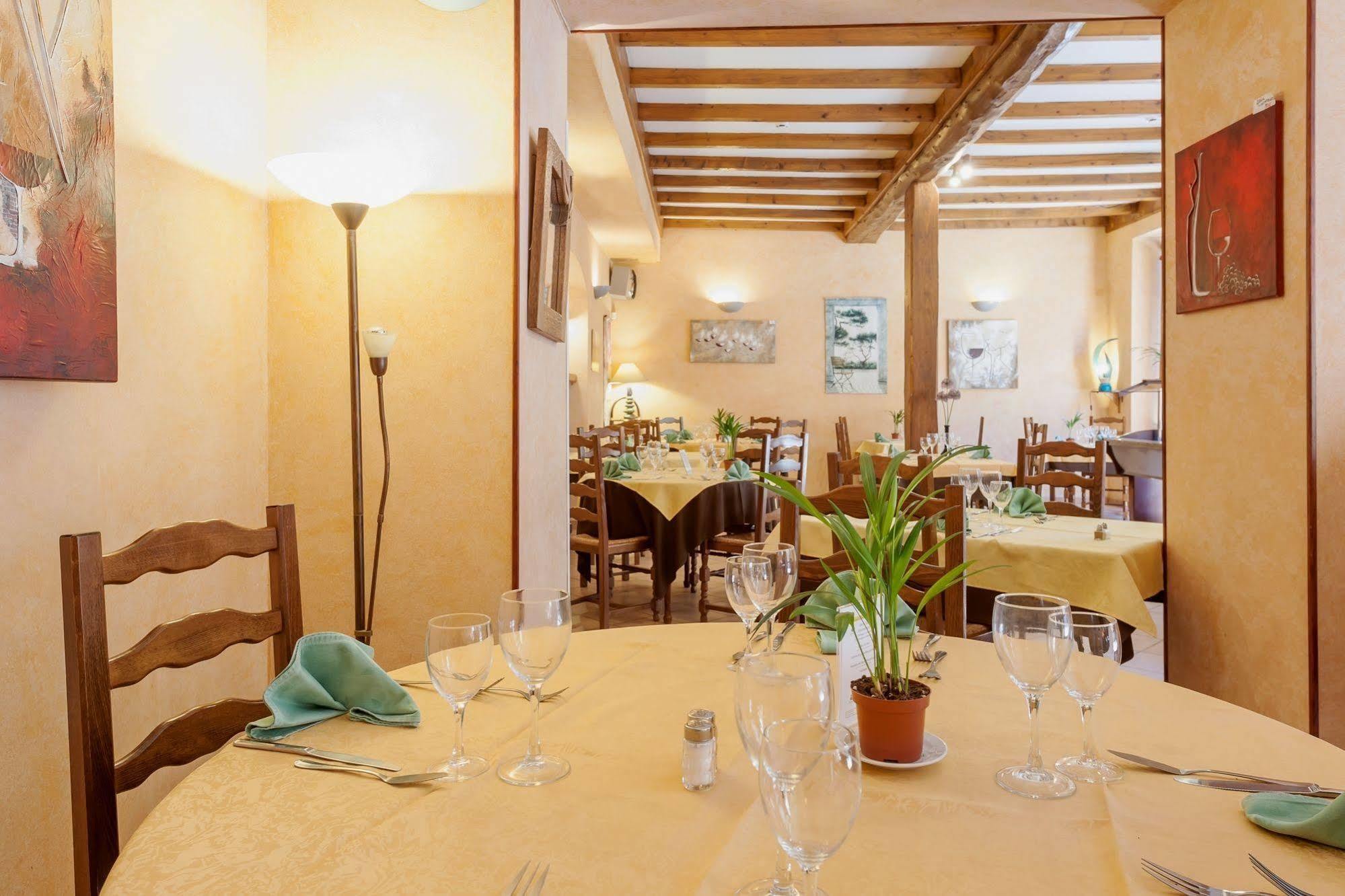 Hotel Restaurant Le Saint Clement Bagian luar foto