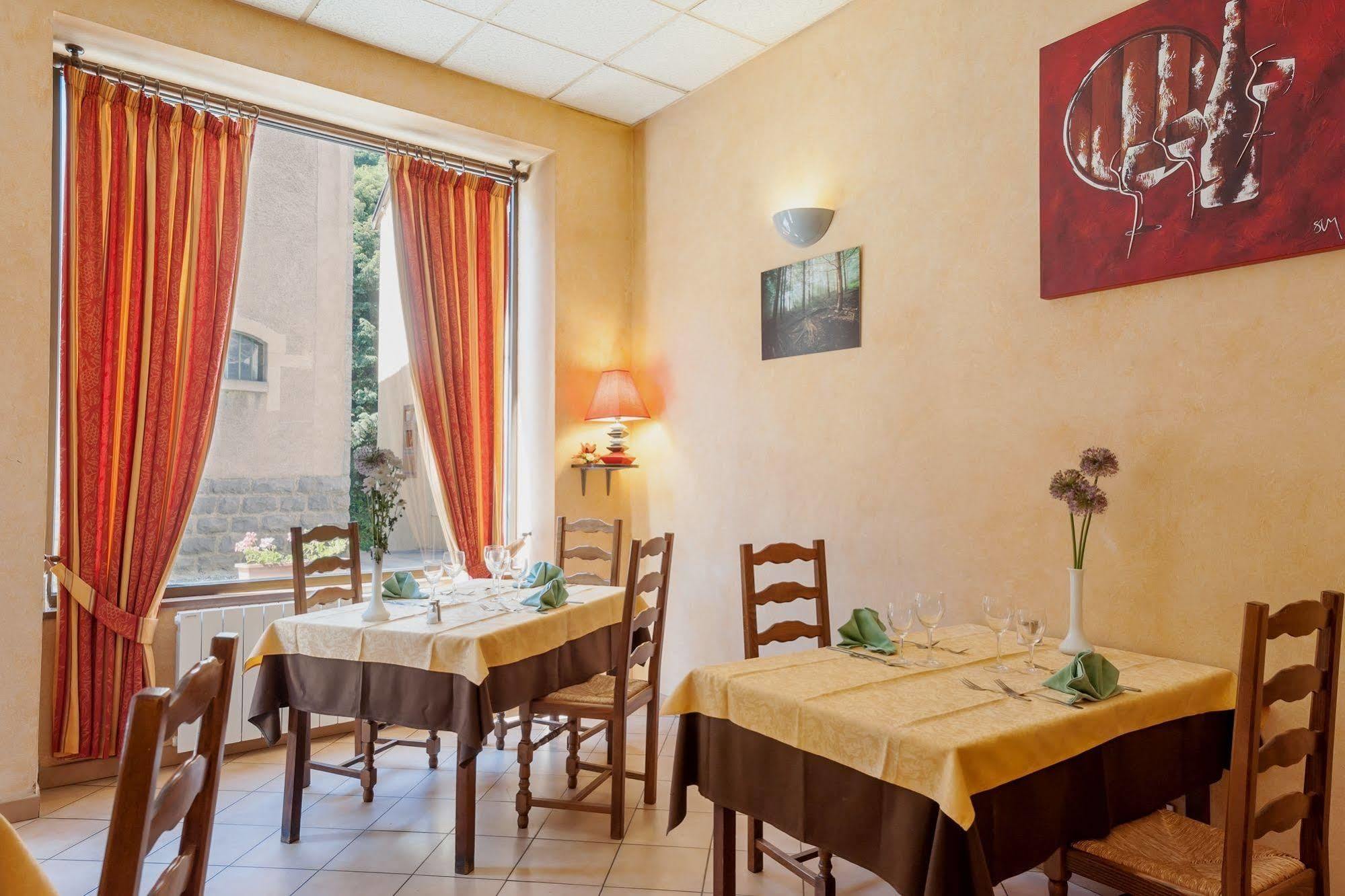 Hotel Restaurant Le Saint Clement Bagian luar foto