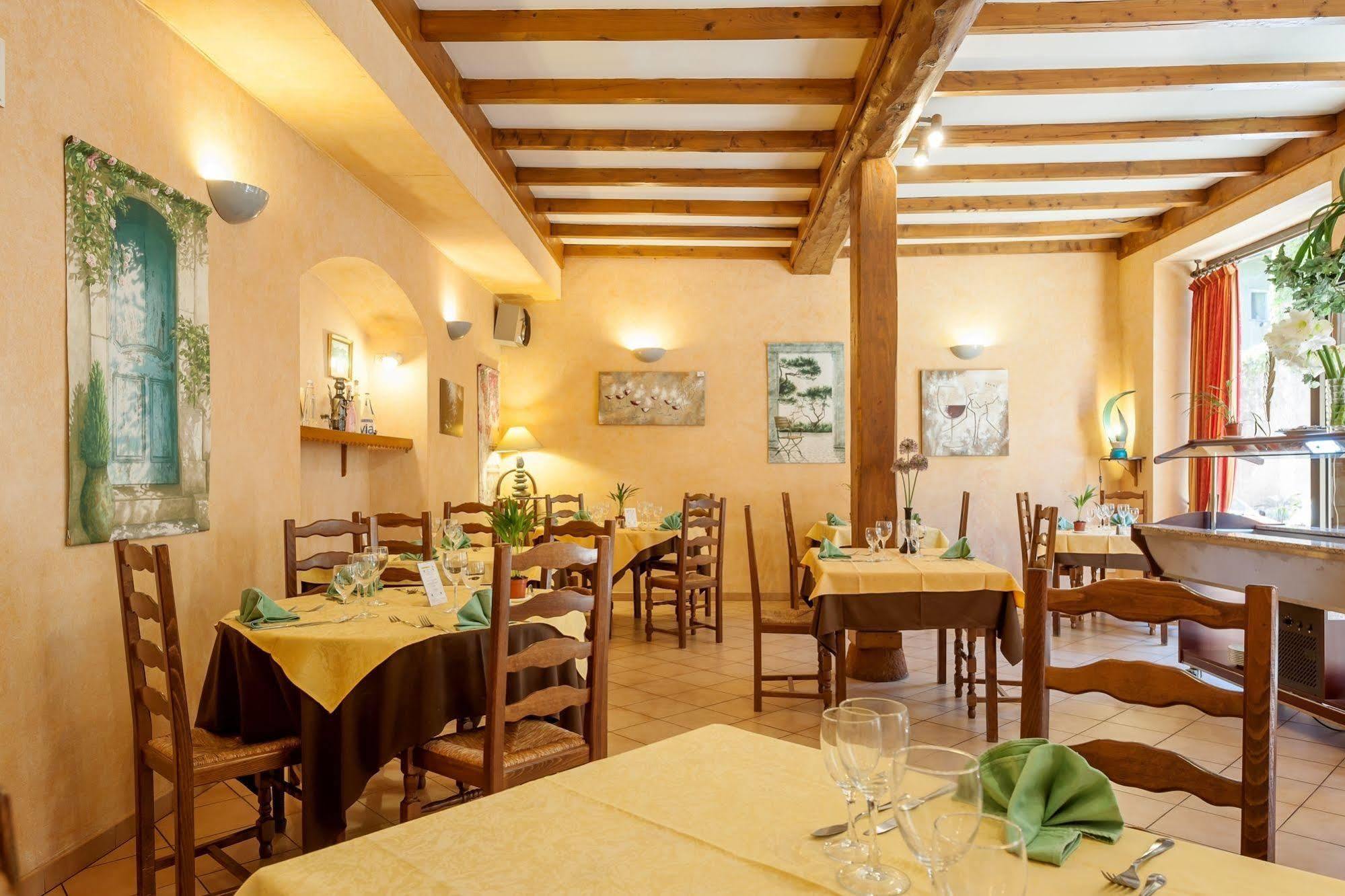 Hotel Restaurant Le Saint Clement Bagian luar foto