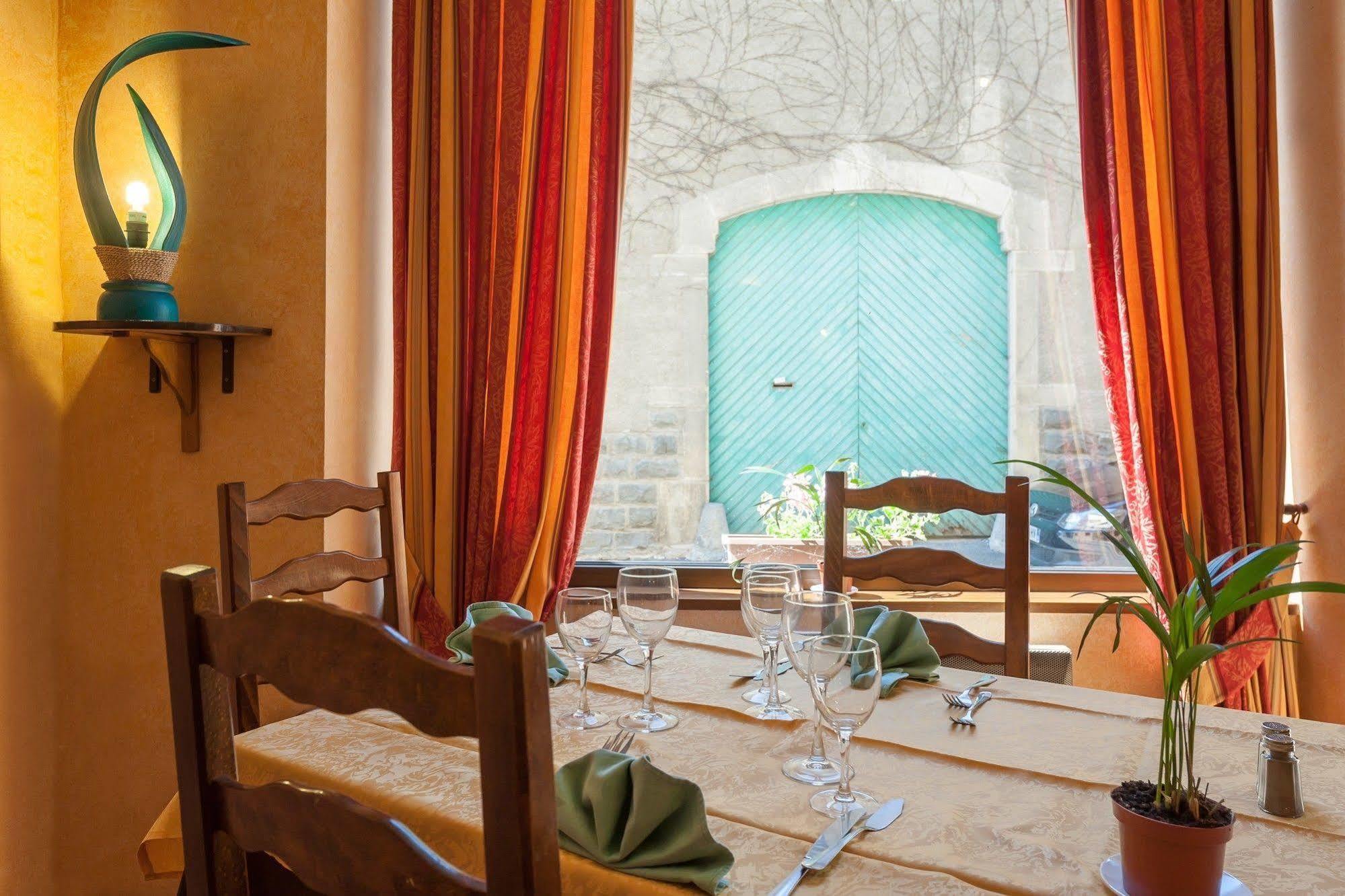 Hotel Restaurant Le Saint Clement Bagian luar foto